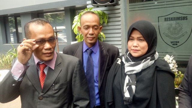 Lasty Annisa (paling kanan) dan kuasa hukumnya di Ditreskrimsus Polda Metro Jaya, Jakarta, Senin (01/10/2018). (Foto: Aria Pradana/kumparan)