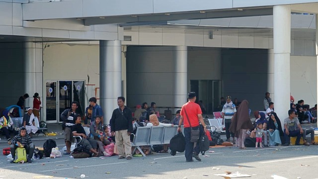 warga menunggu kedatangan pesawat di Bandar Udara Mutiara SIS Al-Jufrie, Palu. (Foto: Jamal Ramadhan/kumparan)