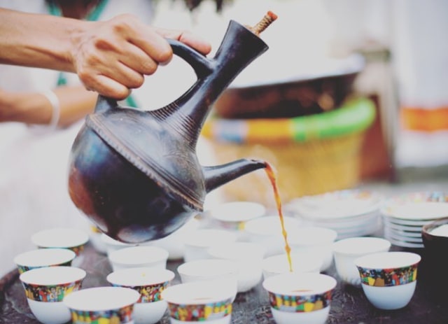 Upacara minum kopi Ethiopia (Foto: Instagram/ @awake_koffie)