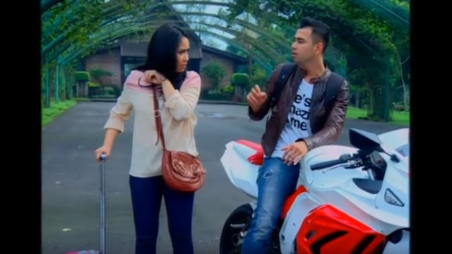 Nagita Slavina dan Raffi Ahmad di FTV 'Warna Warni Macaron Cinta' (Foto: YouTube Surya Citra Televisi (SCTV))