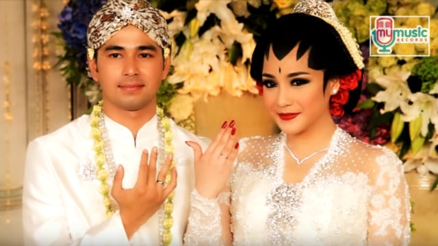 Nagita Slavina dan Raffi Ahmad menikah (Foto: YouTube MyMusic Records)