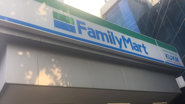 FamilyMart yang Jual Produk UKM di Kawasan Smesco, Jakarta, Senin (1/10/2018). (Foto: Nurul Nur Azizah/kumparan)