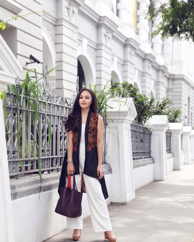 Inspirasi Busana Kerja dengan Batik (Foto: Instagram @cecilxu)