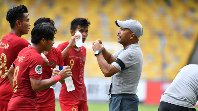 Fakhri Husaini memberikan instruksi pada para pemain. Foto: Adam Aidil Dok. AFC