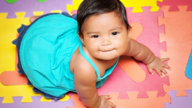 Bayi merangkak di matras yang menarik (Foto: Shutterstock)