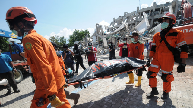 Tim SAR mengevakuasi korban yang tertimbun reruntuhan Hotel Roa Roa di Palu. (Foto: ANTARA FOTO/Basri Marzuki)