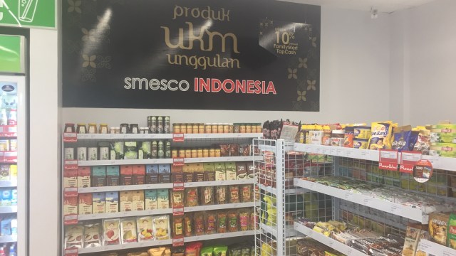 Produk-produk UKM yang dijajakan di FamilyMart Smesco Indonesia di hari pertama pembukaan, di Jakarta, Senin (1/10/2018)) Foto: Nurul Nur Azizah/kumparan