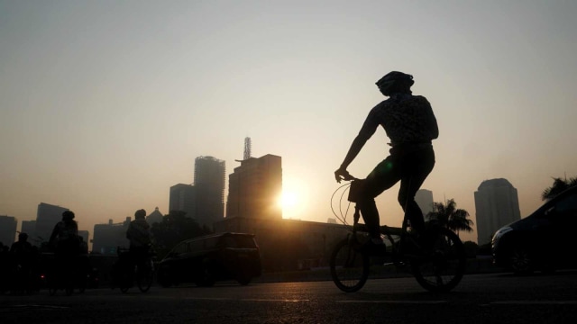 Gowes sepeda memperingati hari batik nasional di Jalan Jendral Sudirman, Jakarta, Selasa (2/10/2018). Foto: Irfan Adi Saputra/kumparan