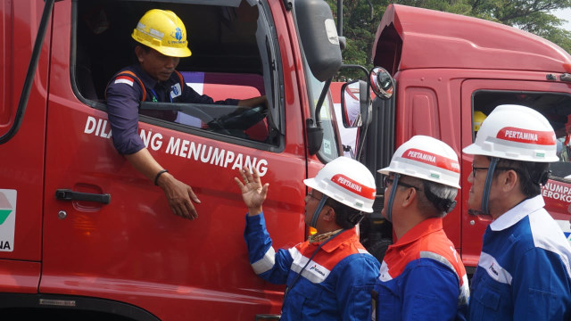 PT. Pertamina(Persero) dengan PT. Pertamina Patra Niaga melepas 12 unit mobil tanki (MT) dan 26 awak mobil tanki (AMT) ke wilayah gempa dan tsunami Donggala - Palu, Selasa (2/10/2018). (Foto: Iqbal Firdaus/kumparan)