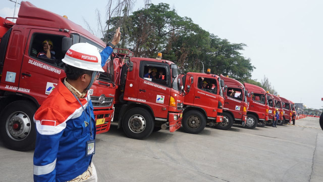 PT. Pertamina(Persero) dengan PT. Pertamina Patra Niaga melepas 12 unit mobil tanki (MT) dan 26 awak mobil tanki (AMT) ke wilayah gempa dan tsunami Donggala - Palu, Selasa (2/10/2018). (Foto: Iqbal Firdaus/kumparan)