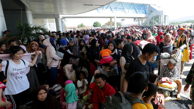 Warga korban gempa dan tsunami memadati Bandara Mutiara Sis Al Jufri untuk mengungsi ke provinsi lain di Palu, Sulawesi Tengah. (Foto: ANTARA FOTO/Irwansyah Putra)