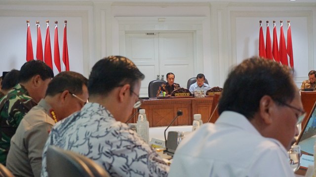 Jokowi dan Jususf Kalla di rapat soal penanganan dampak gempa dan tsunami di Palu dan Donggala, Selasa (2/10/2018). (Foto: Yudhistira Amran Saleh/kumparan)