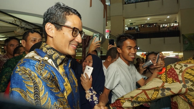 Sandiaga Uno mengunjungi sejumlah UMKM Batik Indonesia di Thamrin City, Jakarta Barat, Selasa (2/10/2018) (Foto: Iqbal Firdaus/kumparan)