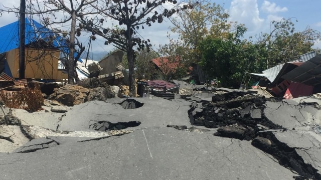 Kondisi jalanan yang hancur akibat gempa bumi di Petobo, Palu, Selasa (2/10/2018). (Foto: Soejono Saragih/kumparan)