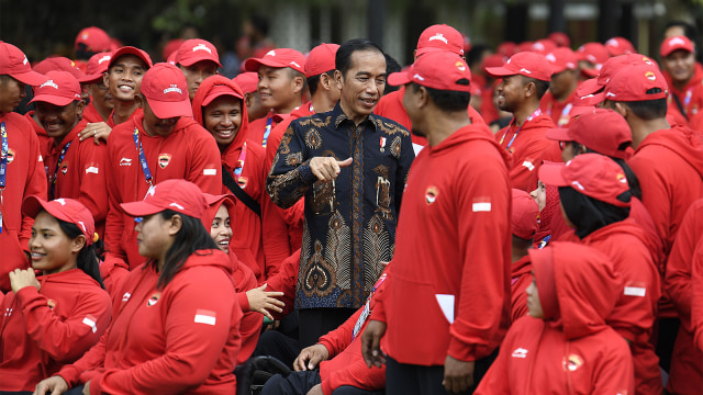 Presiden Joko Widodo (tengah) menyapa atlet-atlet Para Games usai upacara pelepasan kontingen Indonesia untuk Para Games ke-3 Tahun 2018. (Foto: ANTARA FOTO/Puspa Perwitasari)