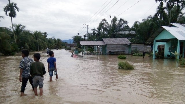 Akibat curah hujan dengan intensitas tinggi, lima Kabupaten di Aceh terendam banjir, Selasa (2/10/2018).
 (Foto: Zuhri Noviandi/kumparan)