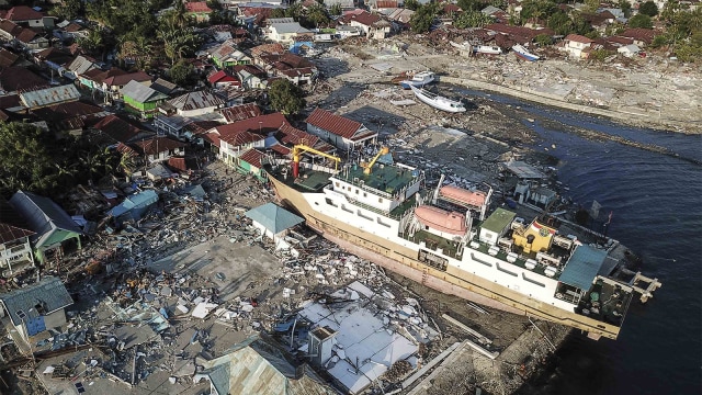Kapal Sabuk Nusantra 39 yang terdampar ke daratan akibat gempa dan tsunami di desa Wani, Pantai Barat Donggala, Sulawesi Tengah. (Foto:  ANTARA FOTO/Muhammad Adimaja)