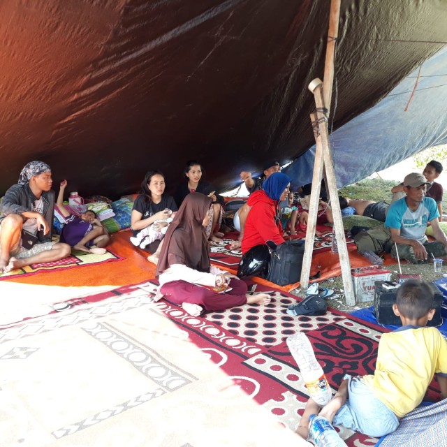 Warga Kelurahan Tanamodindi, Kecamatan Mantikulore, Kota Palu, di tenda pengungsian pascagempa Palu. (Foto: Dok: Amar Burase)