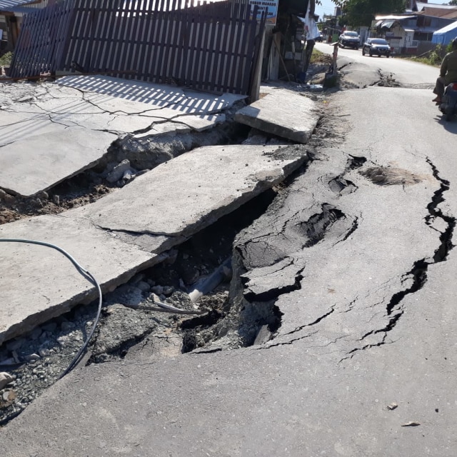 Kondisi jalan yang rusak di wilayah Kelurahan Tanamodindi, Kecamatan Mantikulore, Kota Palu, pascagempa Palu. (Foto: Dok: Amar Burase)