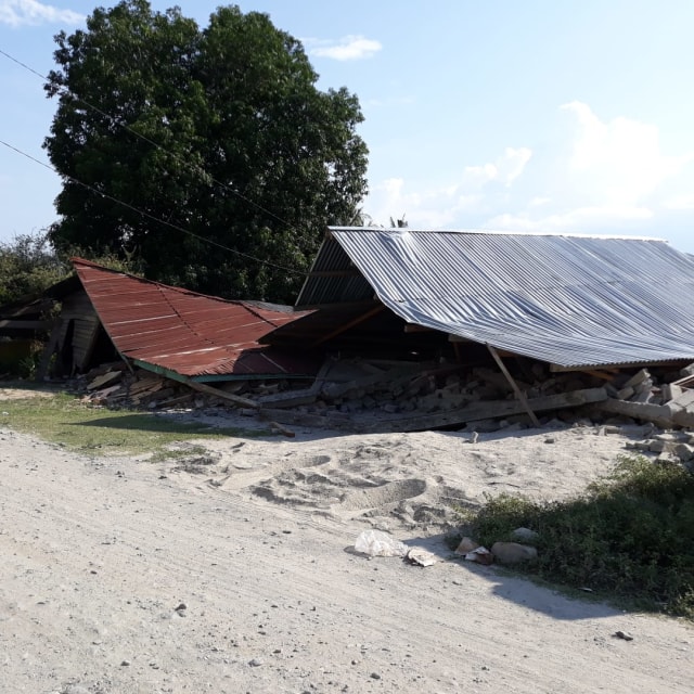 Rumah warga yang ambruk di wilayah Kelurahan Tanamodindi, Kecamatan Mantikulore, Kota Palu, pascagempa Palu. (Foto: Dok: Amar Burase)
