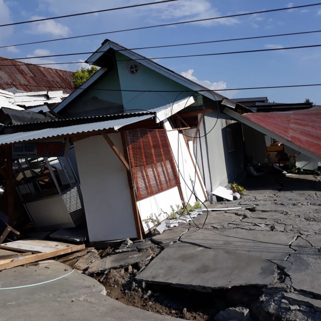 Salah satu rumah warga di wilayah Kelurahan Tanamodindi, Kecamatan Mantikulore, Kota Palu, yang hancur pascagempa Palu.  (Foto: Dok: Amar Burase)