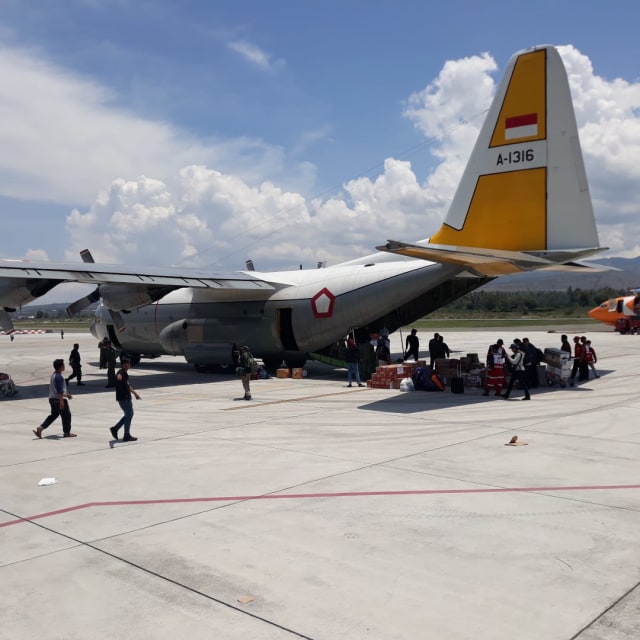 Pesawat Hercules membawa bantuan logistik untuk korban gempa Palu di Bandara Mutiara Sis Aljufri. (Foto: Dok: Amar Burase)