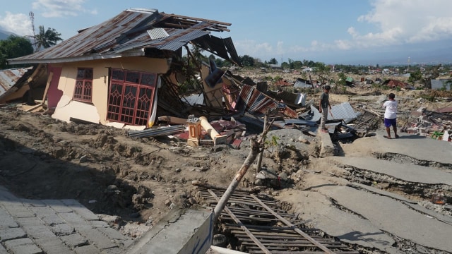 Warga melihat rumah yang hancur di wilayah Balaroa akibat gempa bumi, Palu, Sulawesi Tengah. (Foto: Jamal Ramadhan/kumparan)