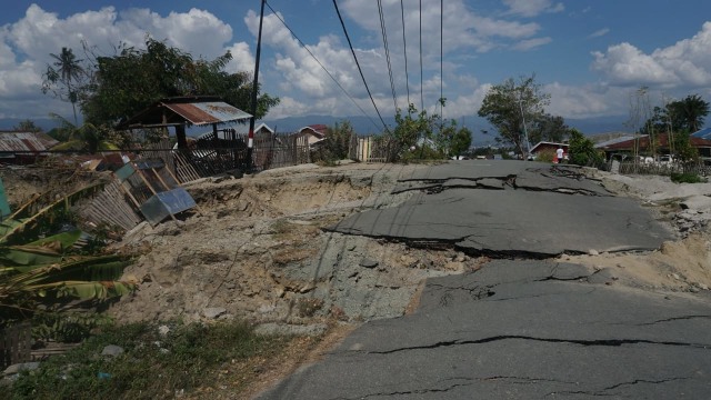 Suasana jalanan yang hancur di wilayah Balaroa akibat gempa bumi, Palu, Sulawesi Tengah. (Foto: Jamal Ramadhan/kumparan)