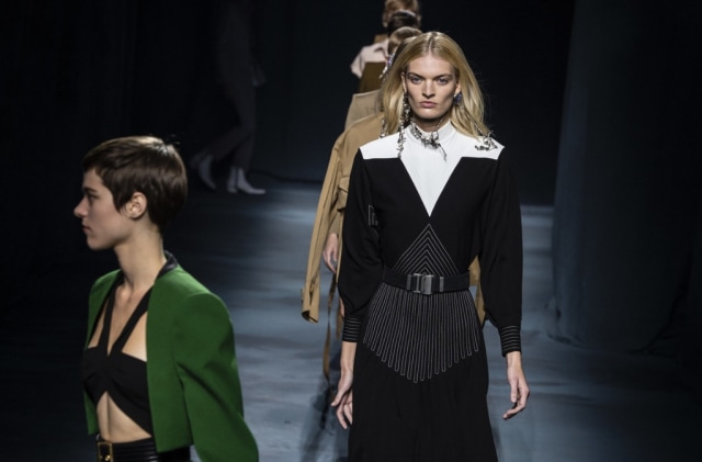 Lupakan Streetwear! 3 Desainer di Paris Fashion Week Ini Hadirkan Gaya Klasik yang Elegan Secara Modern