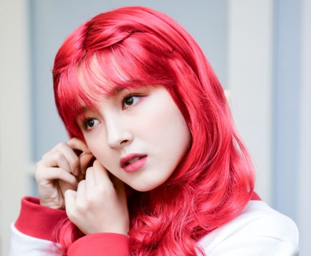 Berani Tampil Beda? Ini 7 Inspirasi Rambut Merah dari Seleb Kpop