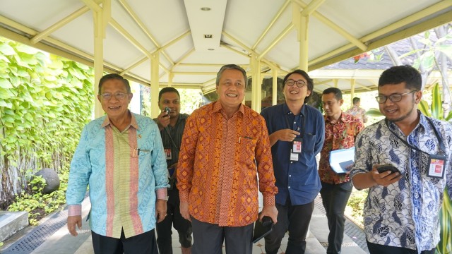 Gubernur Bank Indonesia Perry Warjiyo (tiga kanan) dan Menko Perekonomian Darmin Nasution (kiri). (Foto: Yudhistira Amran Saleh/kumparan)