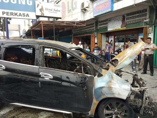 Mitsubishi Xpander terbakar di Pekanbaru, bagian kap mesin dan bodi depan terangkat catnya (Foto: dok. Instagram/roda2blog)