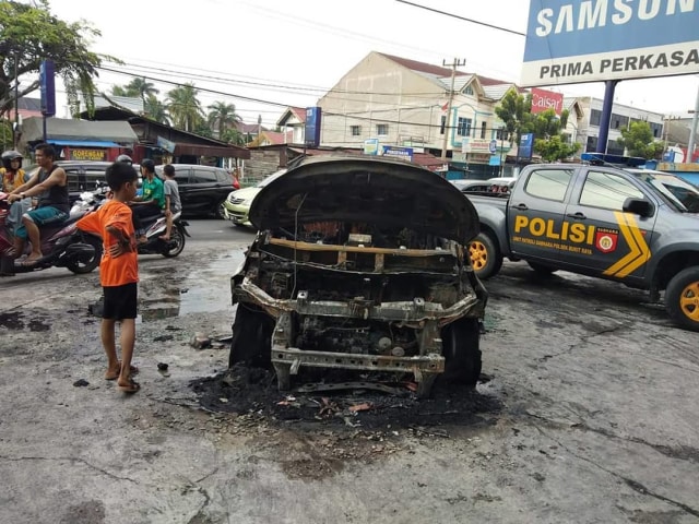 Mitsubishi Xpander terbakar di Pekanbaru, tidak terlihat lagi bentuk wajah Xpander. (Foto: dok. Instagram/roda2blog)