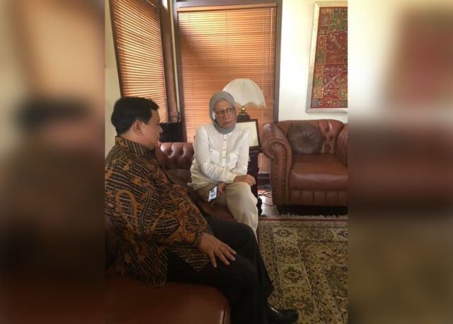 Ratna Sarumpaet bertemu Prabowo Subianto di suatu tempat. (Foto: dok. Istimewa)
