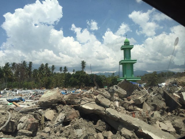 Situasi bangunan di pesisir Palu yang rata dengan tanah. (Foto: Fikri Nur Zaman/SAR Unpad)