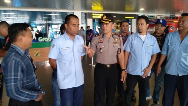 Tim Polda Jabar mengecek kabar penganiayaan Ratna Sarumpaet kepada sopir taksi di Bandara bandung, Selasa (2/10/2018). (Foto: Dok. Istimewa)