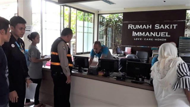 Tim polda jabar melakukan pengecekan ke rumah sakit terkait Ratna Sarumpaet. (Foto: Dok. Istimewa)