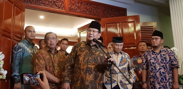 Capres nomor urut 2 Prabowo Subianto (tengah) berikan keterangan press mengenai kasus yang menimpa Ratna Sarumpaet. (Foto: Fadjar Hadi/kumparan)