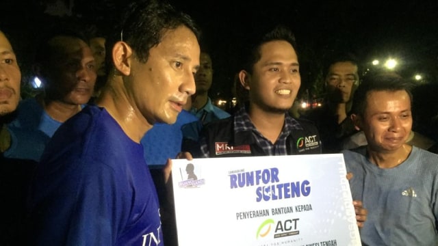 Sandi mengadakan Charity Night Run untuk korban gempa dan tsunami Donggala dan Palu. (Foto: Paulina Herasmaranindar/kumparan)