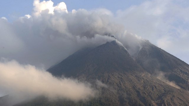 Gunung Merapi saat erupsi pada Oktober 2010. (Foto: AFP/ADEK BERRY)