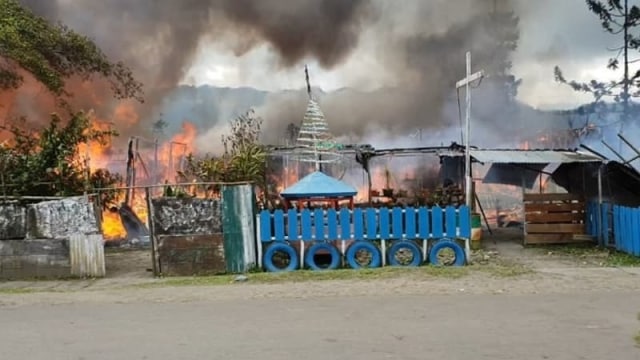 Salah satu rumah yang dibakar di Oksibil, Kabupaten Pegunungan Bintang.  (Foto: Dok. Istimewa)
