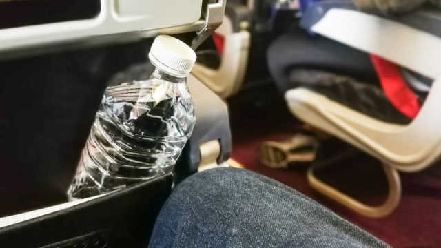 Air minum dalam pesawat (Foto: Shutter Stock)