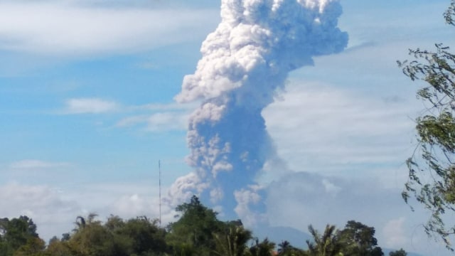 Gunung Soputan di Sulawesi Utara erupsi, Rabu (3/9)  (Foto: Twitter/@id_magma)