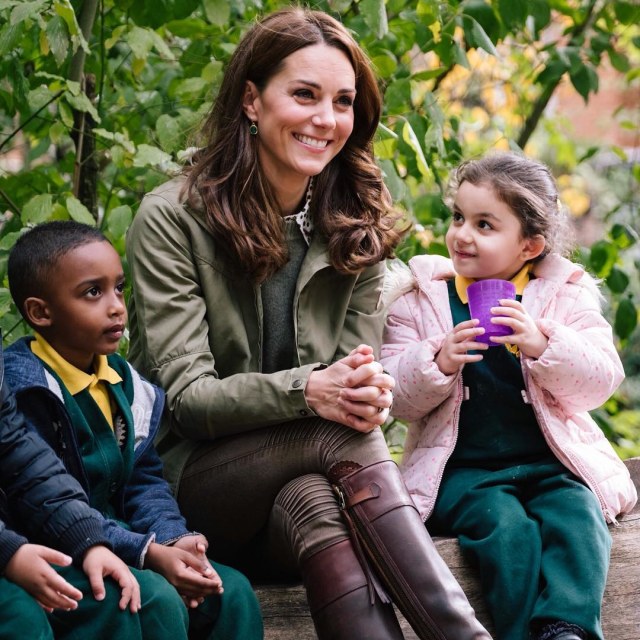 Kate Middleton saat mengunjungi anak-anak sekolah di Peddington, London. (Foto: IG: @kensingtonroyal)