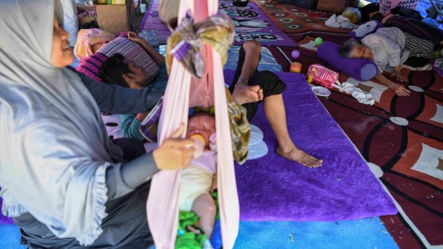 Pengungsi di tenda pengungsian di Lapangan Vatulemo, Palu, Sulawesi Tengah, Selasa (2/10).  (Foto: ANTARA FOTO/Hafidz Mubarak A)