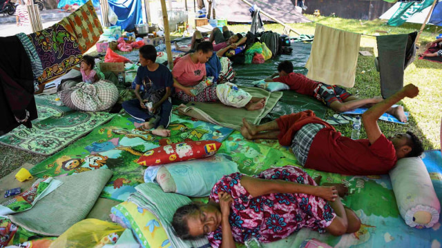 Pengungsi berisitirahat di tenda pengungsian di Lapangan Vatulemo, Palu, Sulawesi Tengah, Selasa (2/10).  (Foto: ANTARA FOTO/Hafidz Mubarak A)