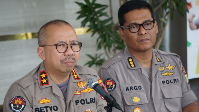 Irjenpol Setyo Wasisto (kiri) dan Kombespol Argo Yuwono (kanan) saat Konferensi Pers terkait kasus Ratna Sarumpaet di Gedung Promoter, Polda Metro Jaya, Jakarta Rabu (3/10/2018). (Foto: Iqbal Firdaus/kumparan)