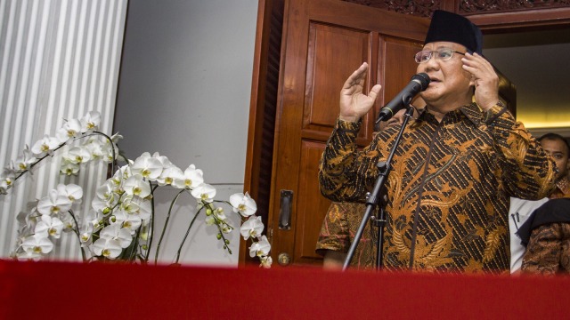 Prabowo Subianto memberikan keterangan pers mengenai penganiayaan Ratna Sarumpaet di Kertanegara, Jakarta. (Foto: ANTARA FOTO/Galih Pradipta)