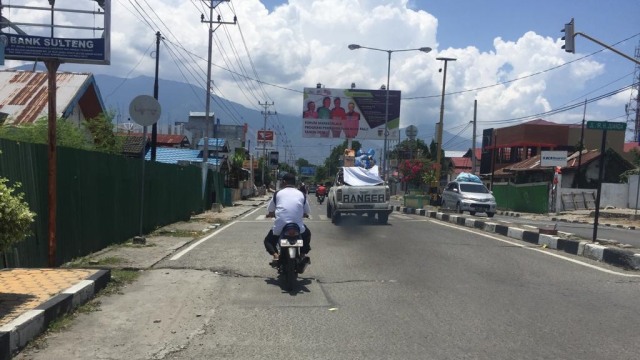 Kondisi jalan raya dan situasi lalu lintas siang hari di Jalan Moh Yamin dan Ir Juanda, Palu, Rabu (3/10/2018). (Foto: Soejono Eben Saragih/kumparan)