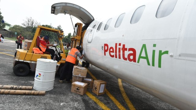 Pesawat Pelita Air jenis ATR 72-500 mengangkut bantuan dari Pertamina dan BUMN lain untuk korban bencana di Palu dan sekitarnya. (Foto: Dok. Pertamina)